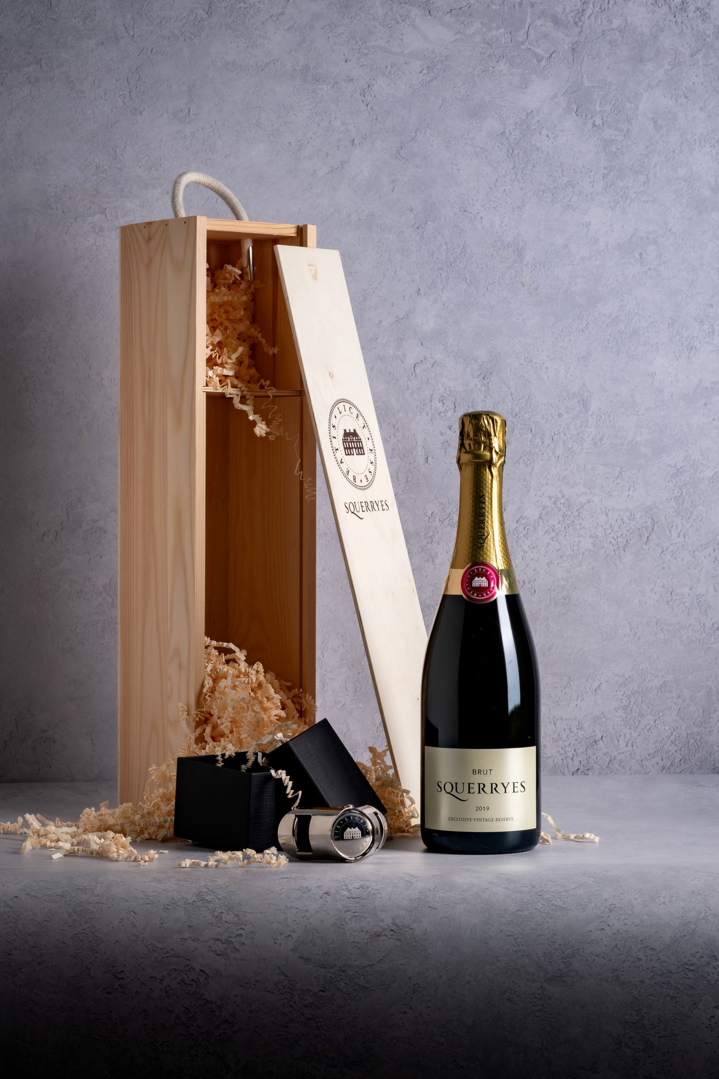 Single bottle gift box with engraved sparkling wine stopper